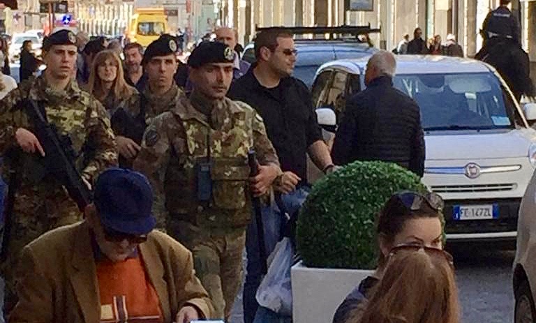 PATTUGLIE DELL'ESERCITO IN SERVIZIO SULLE STRADE DI CATANIA RISPONDONO ALLE RICHIESTE DI AIUTO DEI RESIDENTI SOCCORRENDO CITTADINI IN EVIDENTE DIFFICOLTÀ - FOTO