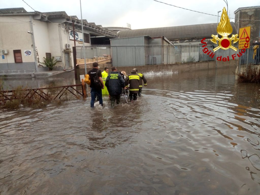 MISTERBIANCO: VIGILI DEL FUOCO SALVANO UNA DONNA CADUTA IN CASA