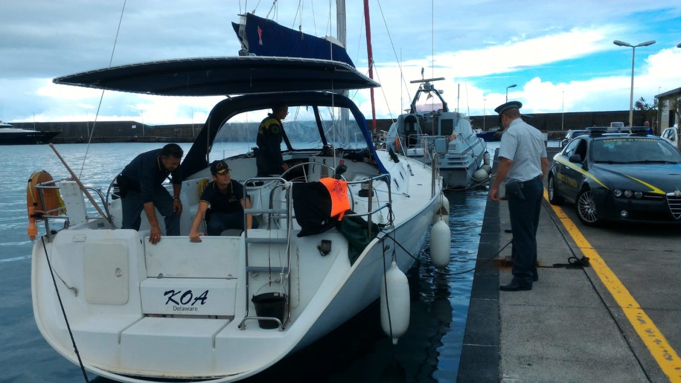 SEQUESTRO MOTOVELIERO CON 6 CLANDESTINI E FERMO DI UNO SCAFISTA RUSSO.