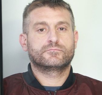 COL TRITOLO NASCOSTO IN BAGNO E UN KALASHNIKOF IN CASA. AGENTI DELLE VOLANTI ARRESTANO UN UOMO E SEQUESTRANO UN VERO ARSENALE