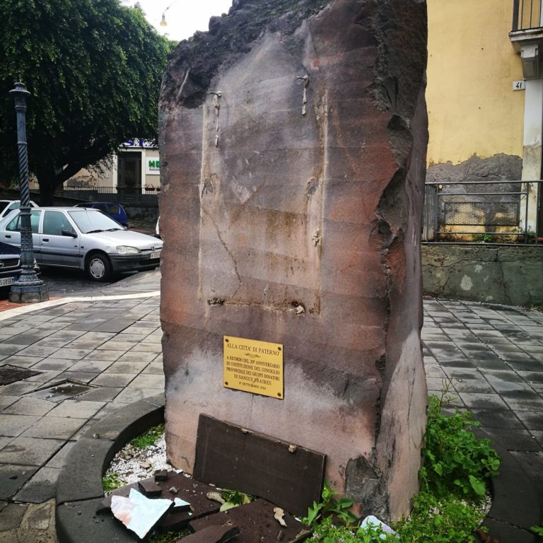 PATERNO’ : ATTO VANDALICO IN PIAZZA SANTA BARBARA