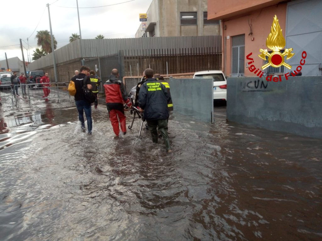 MISTERBIANCO: VIGILI DEL FUOCO SALVANO UNA DONNA CADUTA IN CASA