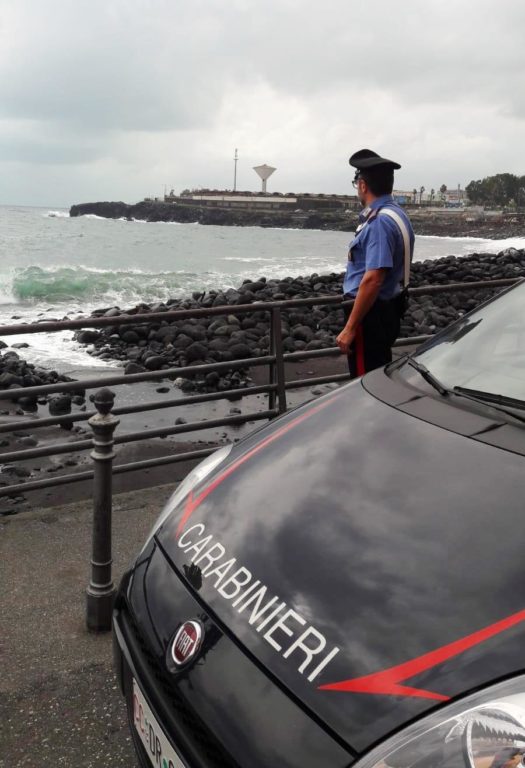 CATANIA: TENTA IL SUICIDIO GETTANDOSI IN MARE: DUE CARABINIERI LA SALVANO