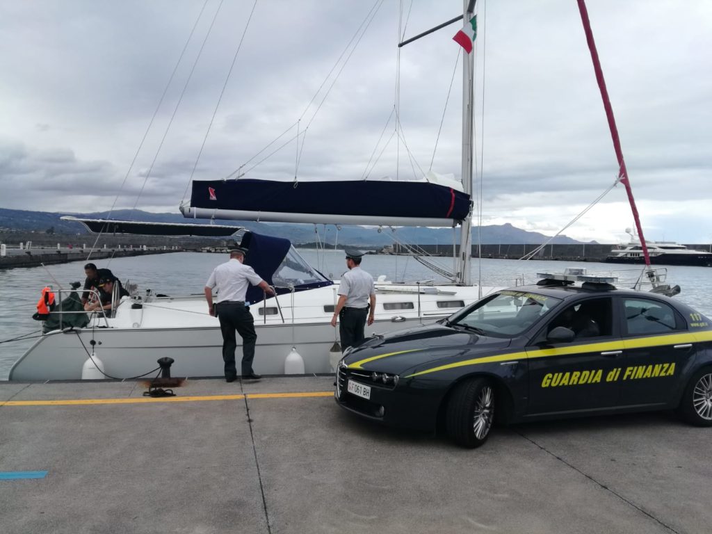 SEQUESTRO MOTOVELIERO CON 6 CLANDESTINI E FERMO DI UNO SCAFISTA RUSSO.