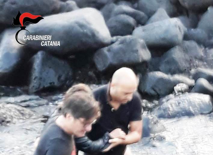 CATANIA: TENTA IL SUICIDIO GETTANDOSI IN MARE: DUE CARABINIERI LA SALVANO