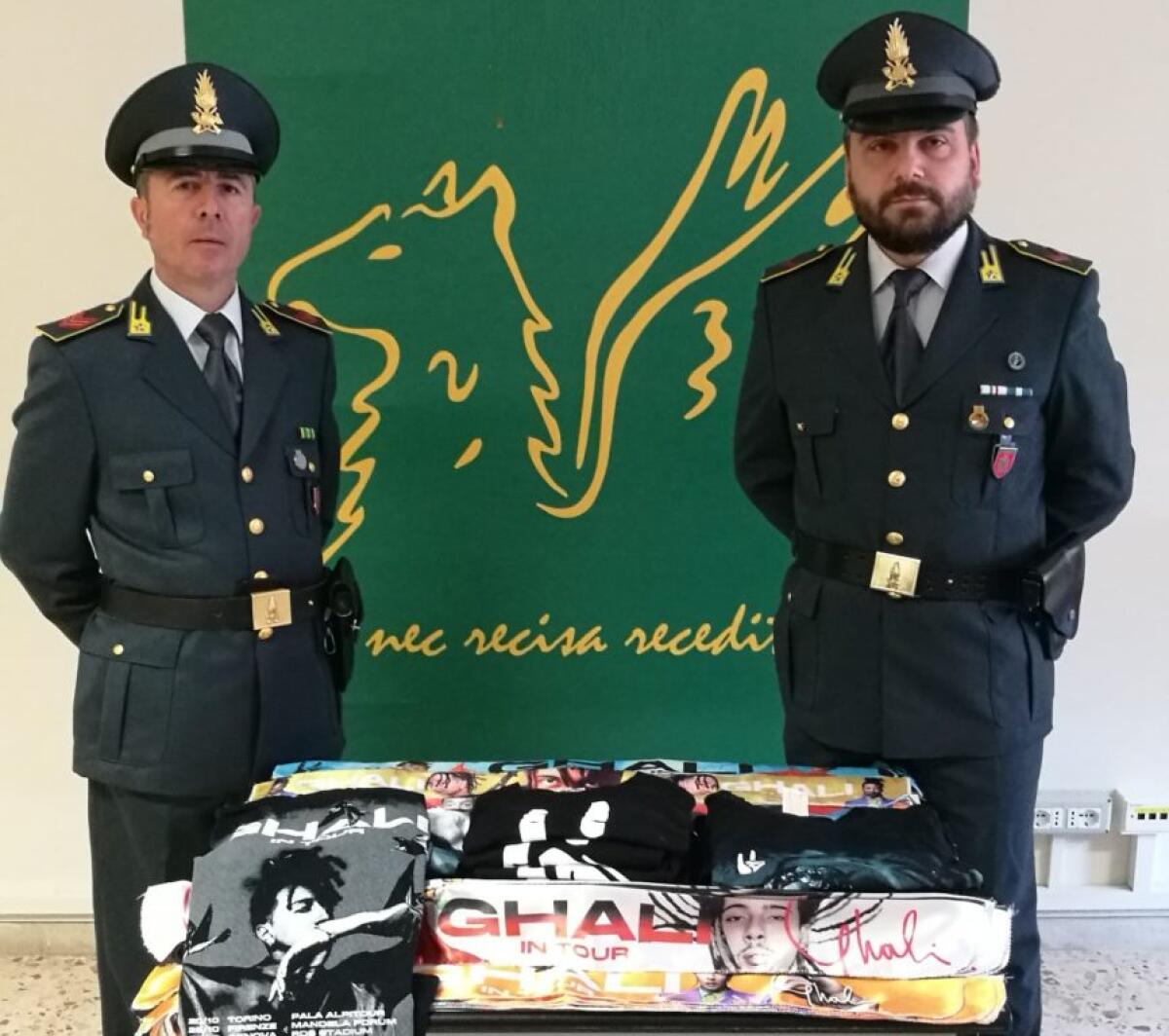 CONCERTO DI GHALI AD ACIREALE: DENUNCIATI DUE VENDITORI DI GADGET CONTRAFFATTI - 