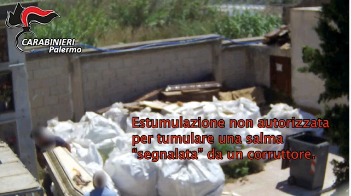 BAGHERIA: ORRORI AL CIMITERO, MORTI BUTTATI VIA DALLE TOMBE: 10 PERSONE ARRESTATE - 