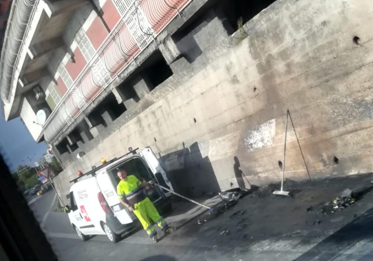 SS121 AUTO IN FIAMME E DOPPIO INCIDENTE - TRAFFICO FORTEMENTE RALLENTATO - 