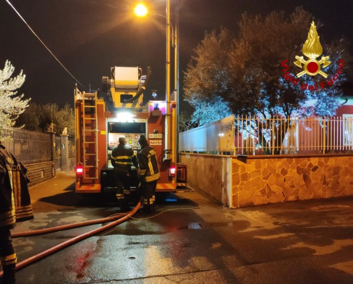 ACIREALE, INCENDIO IN UNA VILLETTA NELLA ZONA DI PIANO D'API: NESSUN FERITO - 