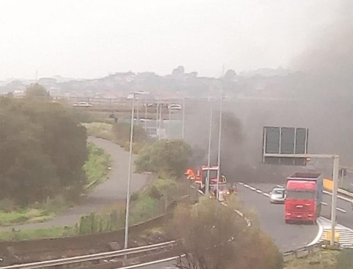 AUTO IN FIAMME IN TANGENZIALE  INTERVENTO DEI VIGILI DEL FUOCO - 