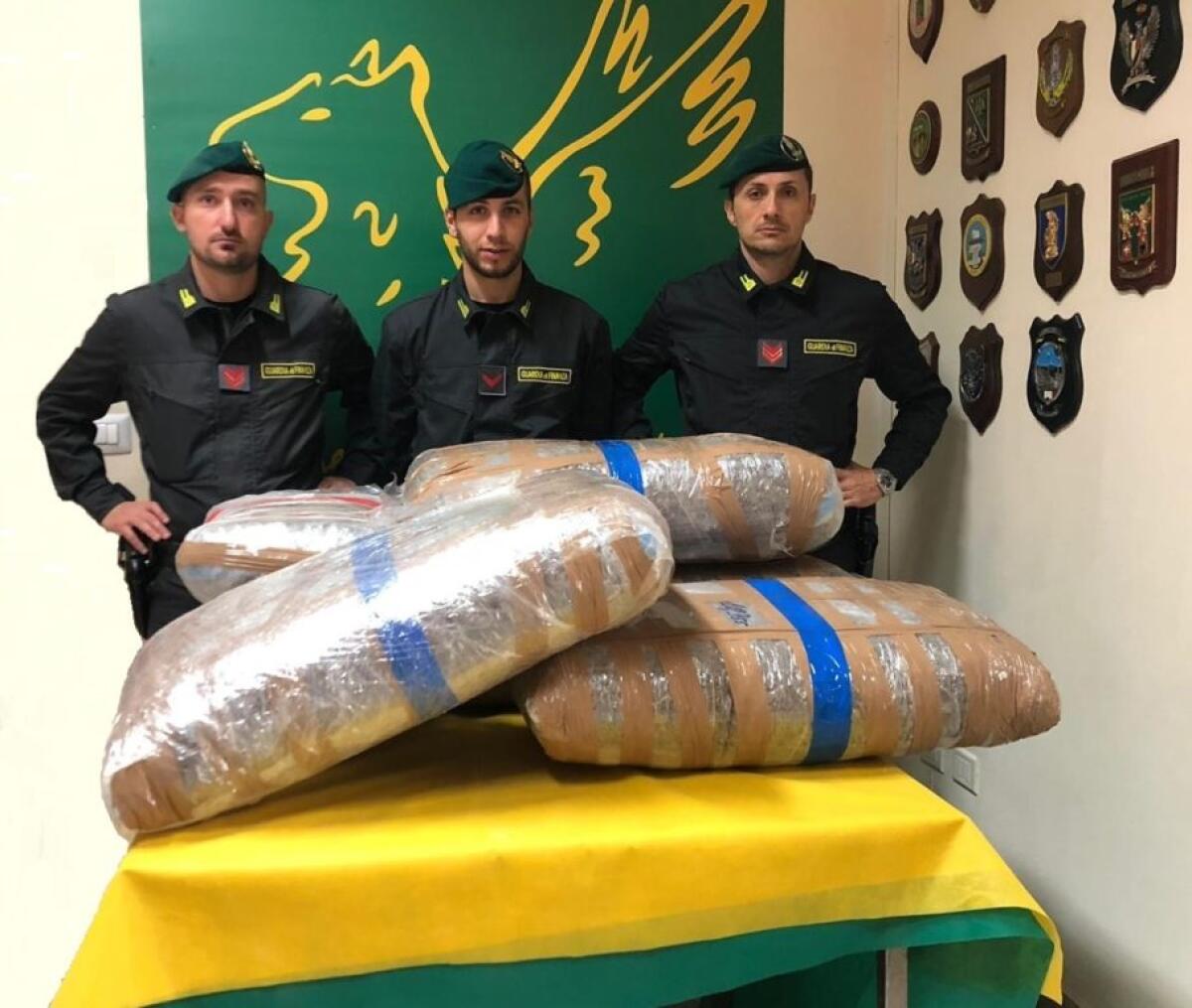 SEQUESTRATI A BELPASSO 142 KG DI MARIJUANA. ARRESTATI DUE TRAFFICANTI. - 
