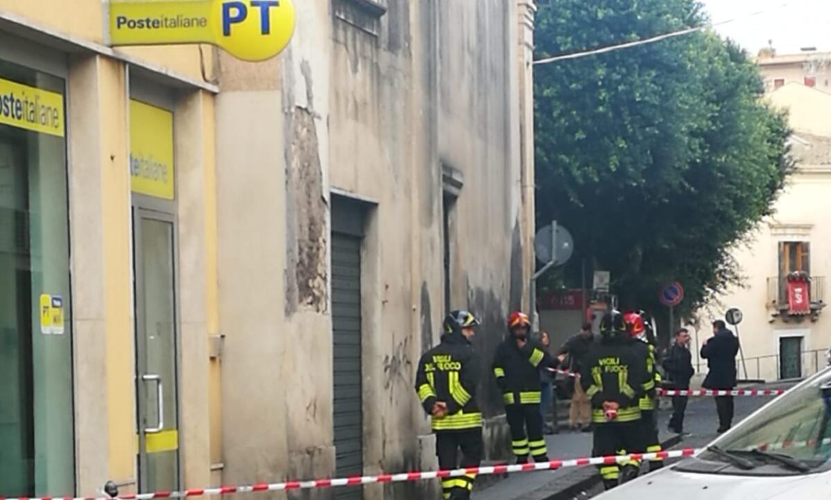 FUGA DI GAS IN VIA TEATRO: UFFICIO POSTALE E STRADA CHIUSA, VIGILI DEL FUOCO SUL POSTO - 