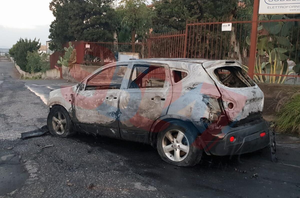 AUTO IN FIAMME NELLA NOTTE NELLA ZONA INDUSTRIALE DI BELPASSO - 