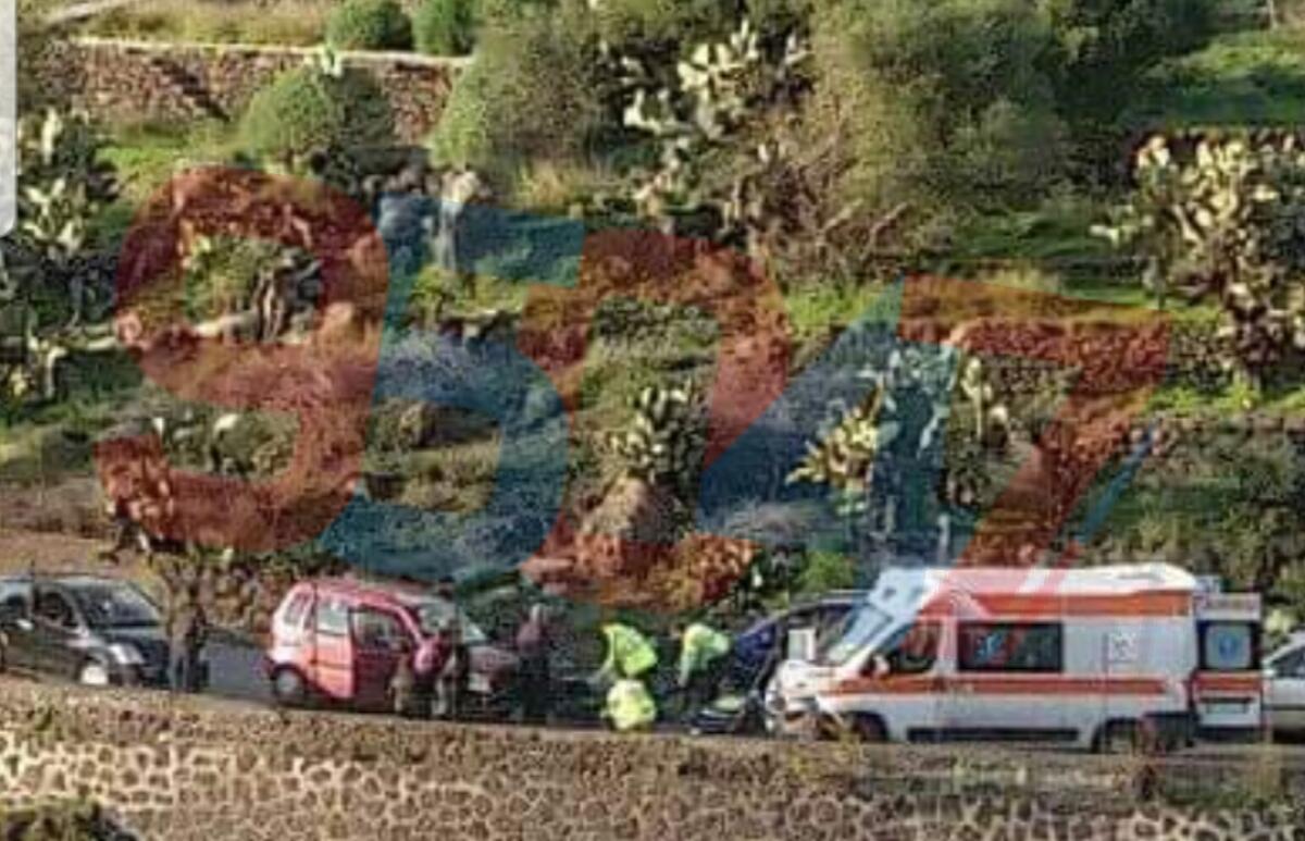 PATERNO': FRONTALE TRA AUTOVETTURA E MOTO, DUE FERITI - 