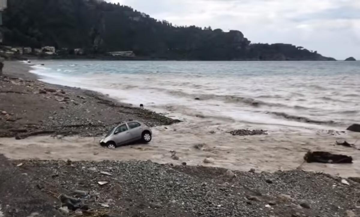 GIARDINI NAXOS: ESONDA IL TORRENTE SIRINA, AUTO TRASCINATA IN SPIAGGIA - 