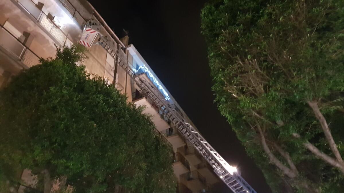 PATERNÒ: VIA POGGIO, CADUTA CALCINACCI VIGILI DEL FUOCO IN AZIONE - 