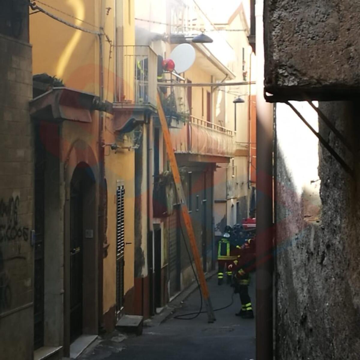 PATERNÒ: INCENDIO IN UN APPARTAMENTO IN VIA FALANGA - 