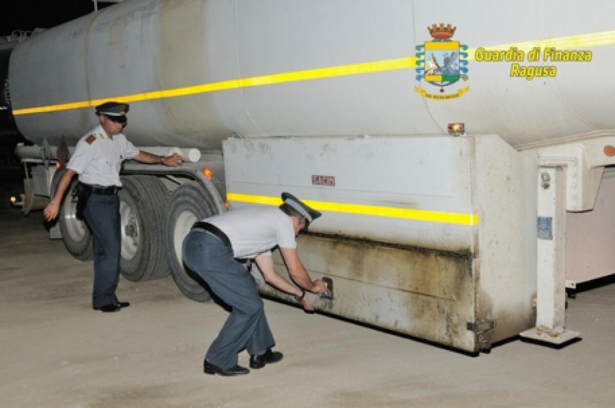 FRODE GASOLIO, 10 AVVISI INDAGINE. CARBURANTE VENDUTO ILLEGALMENTE - 