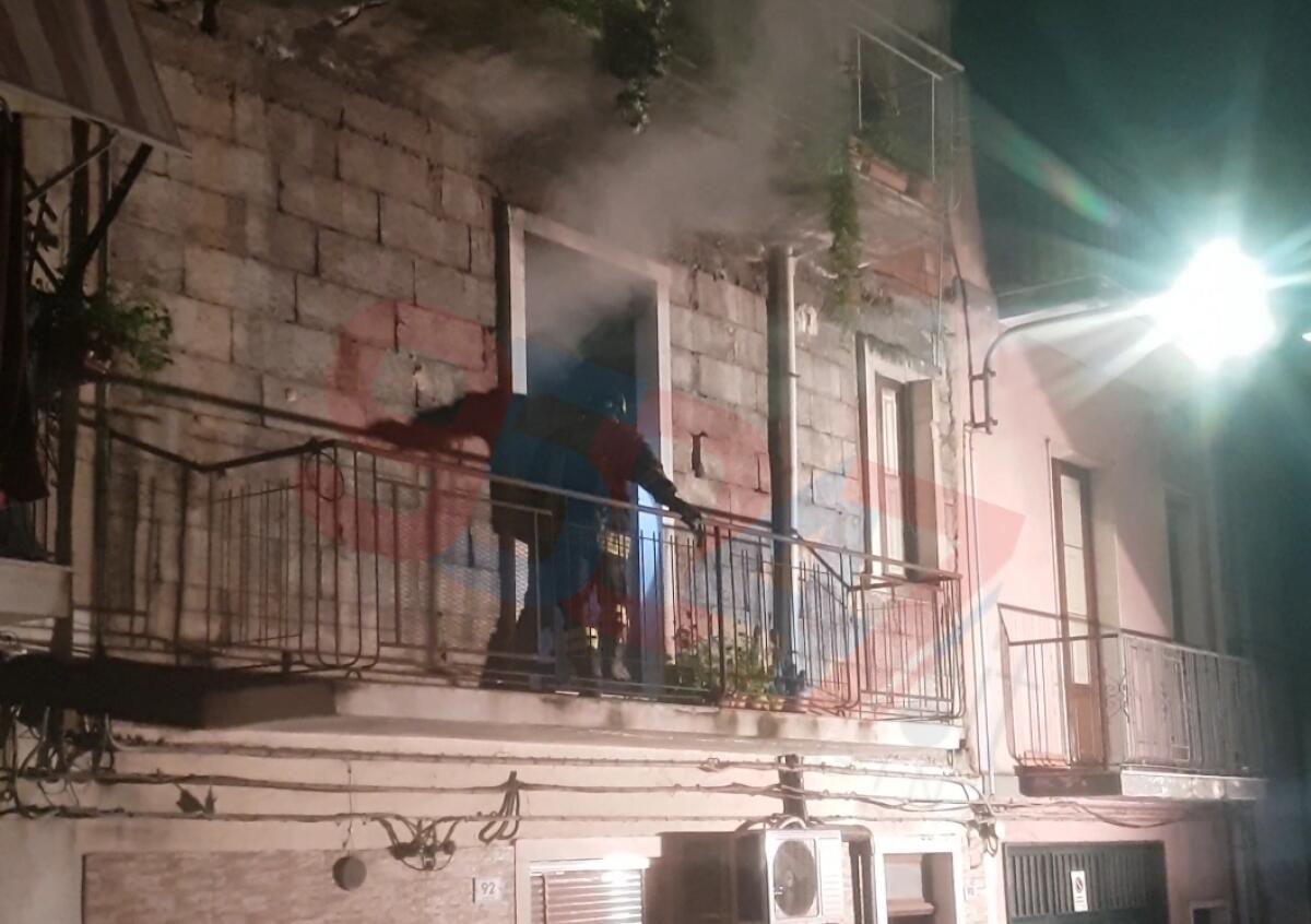 PATERNÒ: INCENDIO IN UN APPARTAMENTO IN VIA ABATE MELI - 