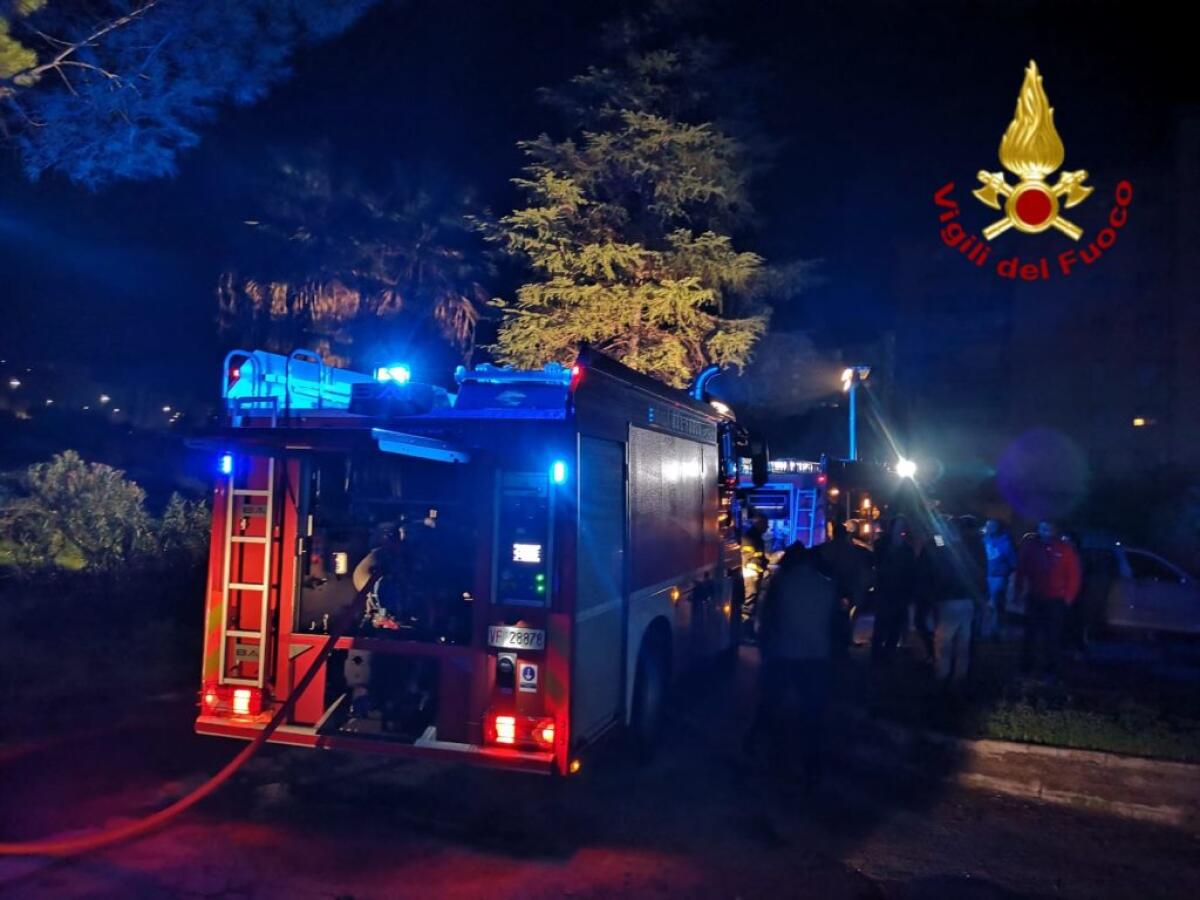 CATANIA: INCENDIO IERI SERA ALL'INTERNO DI GARAGE - FOTO - 