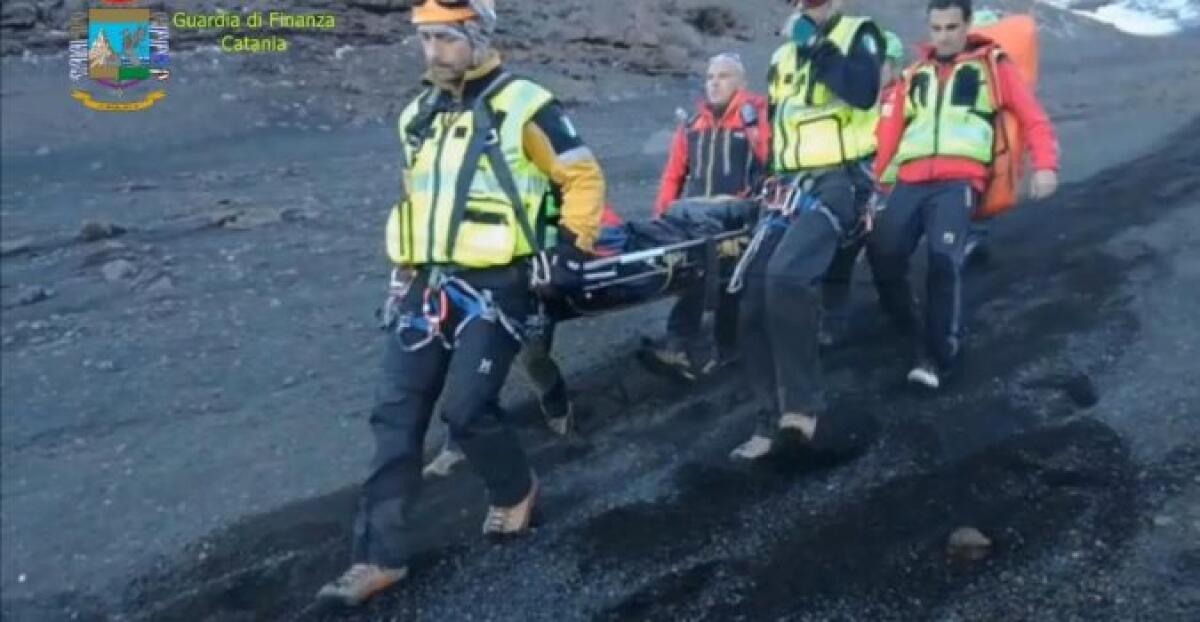 CATANIA: TURISTA SULL’ETNA PRECIPITA PER 300 METRI, SALVATA DAL SOCCORSO ALPINO - 