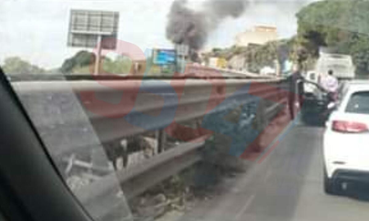 INCENDIO IN SUPERSTRADA, L' AUTO VA A FUOCO: PAURA IN STRADA - 