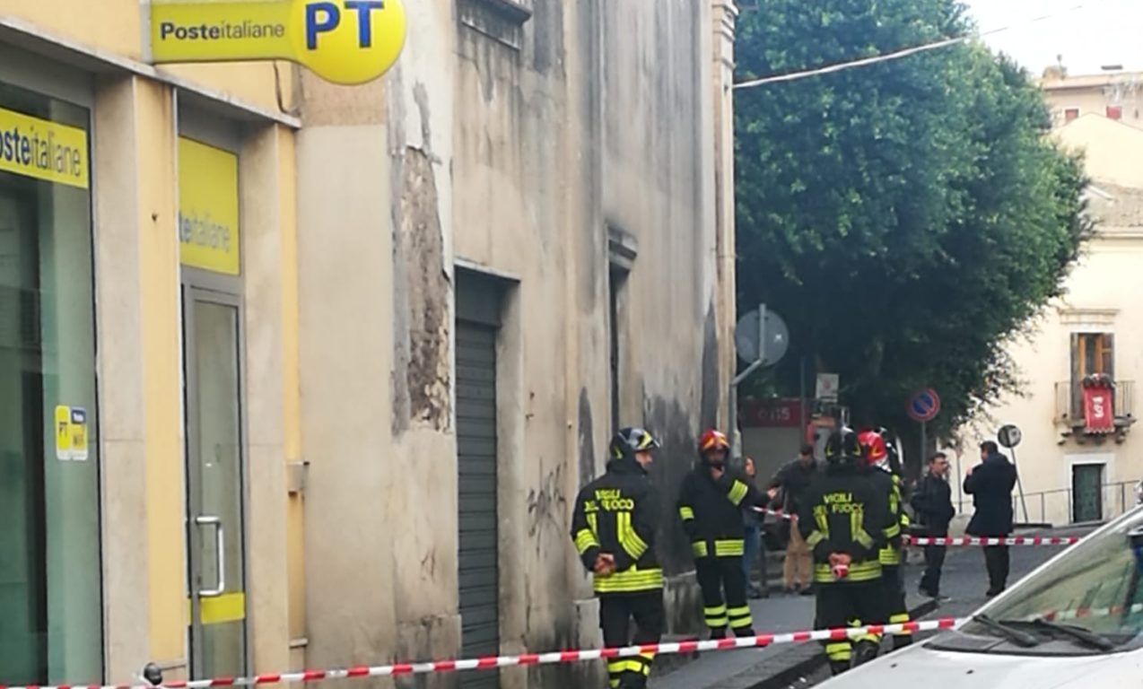 FUGA DI GAS IN VIA TEATRO: UFFICIO POSTALE E STRADA CHIUSA, VIGILI DEL FUOCO SUL POSTO