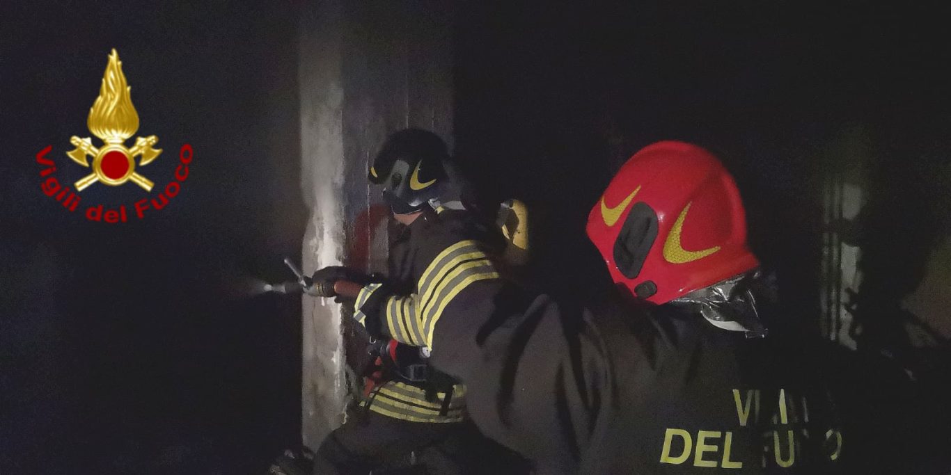 CATANIA: INCENDIO IERI SERA ALL'INTERNO DI GARAGE - FOTO