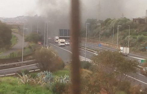 AUTO IN FIAMME IN TANGENZIALE  INTERVENTO DEI VIGILI DEL FUOCO