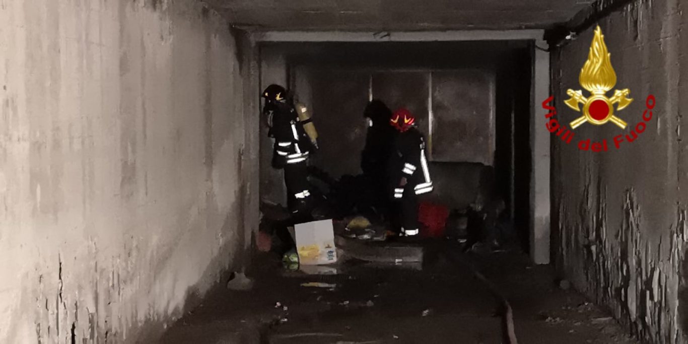 CATANIA: INCENDIO IERI SERA ALL'INTERNO DI GARAGE - FOTO