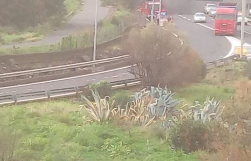 AUTO IN FIAMME IN TANGENZIALE  INTERVENTO DEI VIGILI DEL FUOCO