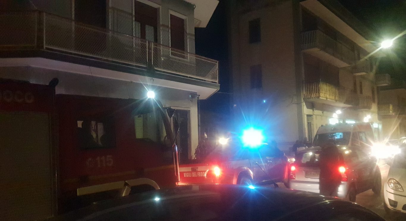 PATERNÒ: SI SENTE MALE A CASA,  INTERVENTO DEI VIGILI DEL FUOCO