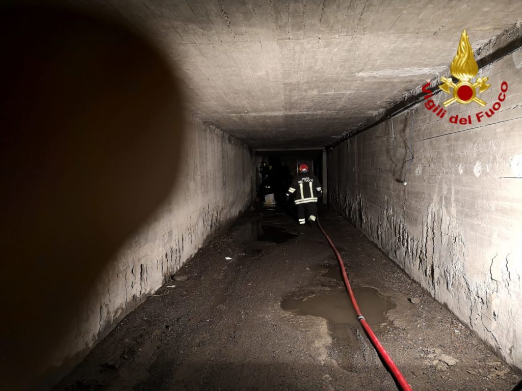 CATANIA: INCENDIO IERI SERA ALL'INTERNO DI GARAGE - FOTO