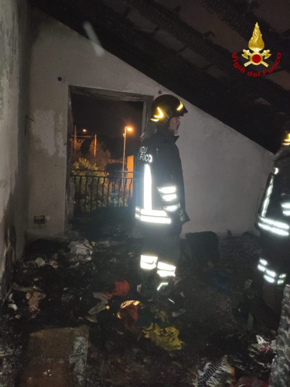 ACIREALE, INCENDIO IN UNA VILLETTA NELLA ZONA DI PIANO D'API: NESSUN FERITO