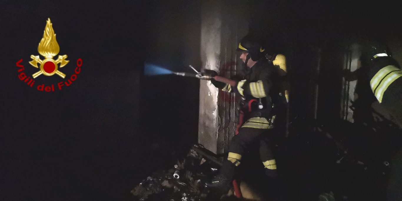 CATANIA: INCENDIO IERI SERA ALL'INTERNO DI GARAGE - FOTO