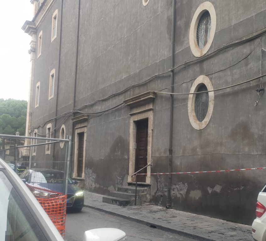 PATERNÒ: CADUTA CALCINACCI DALLA CHIESA DI SANTA BARBARA