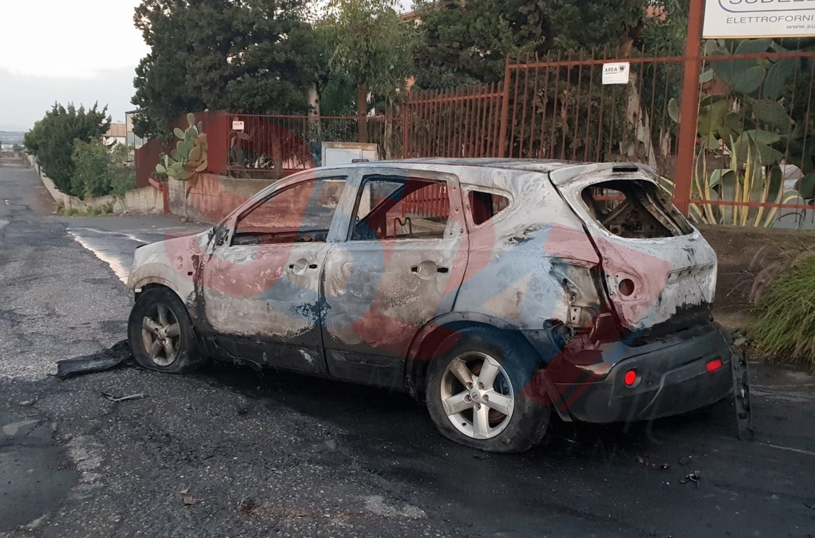 AUTO IN FIAMME NELLA NOTTE NELLA ZONA INDUSTRIALE DI BELPASSO