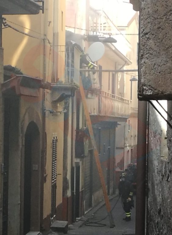 PATERNÒ: INCENDIO IN UN APPARTAMENTO IN VIA FALANGA
