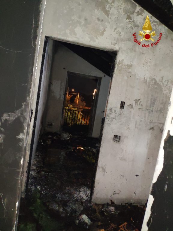 ACIREALE, INCENDIO IN UNA VILLETTA NELLA ZONA DI PIANO D'API: NESSUN FERITO