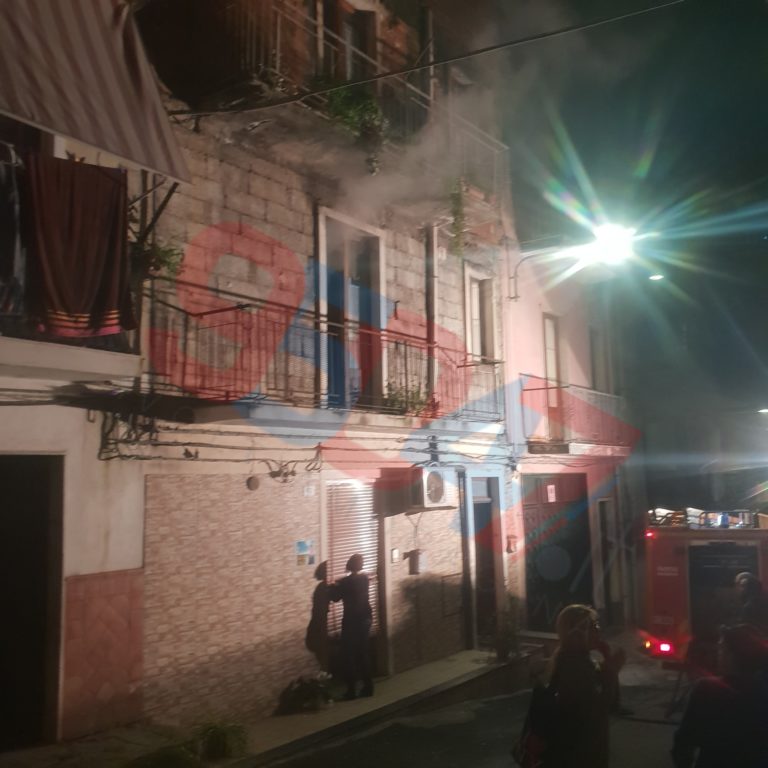 PATERNÒ: INCENDIO IN UN APPARTAMENTO IN VIA ABATE MELI