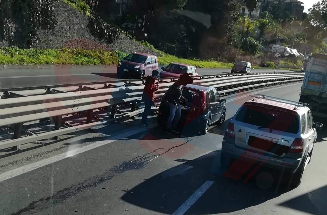 S121 INCIDENTE IN DIREZIONE CATANIA, LUNGHE FILE