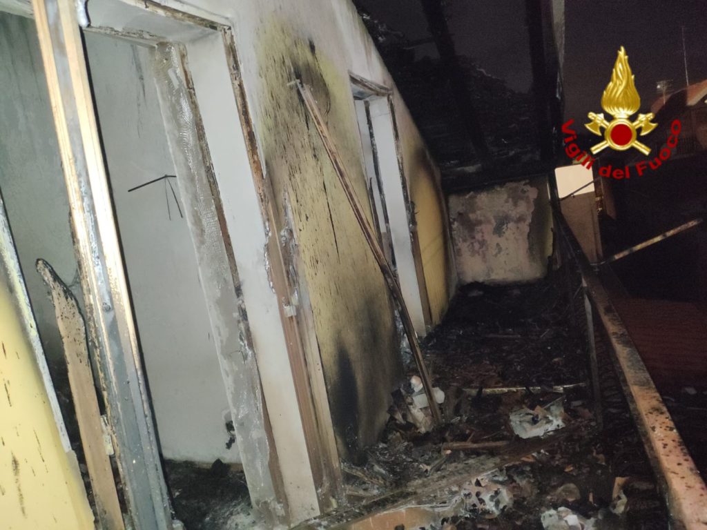 ACIREALE, INCENDIO IN UNA VILLETTA NELLA ZONA DI PIANO D'API: NESSUN FERITO