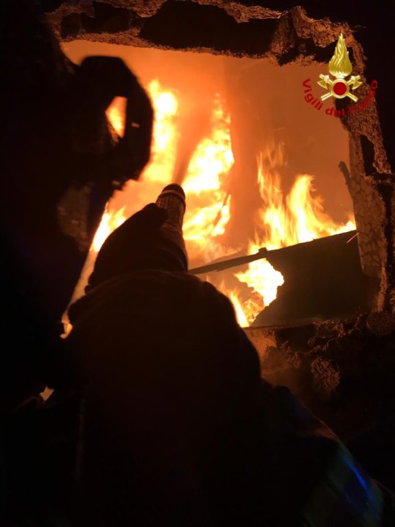 CATANIA, A FUOCO CAPANNONE ABBANDONATO