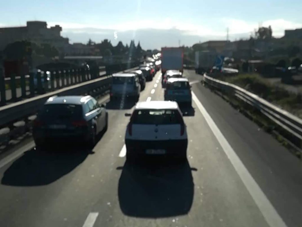 S121 INCIDENTE IN DIREZIONE CATANIA, LUNGHE FILE