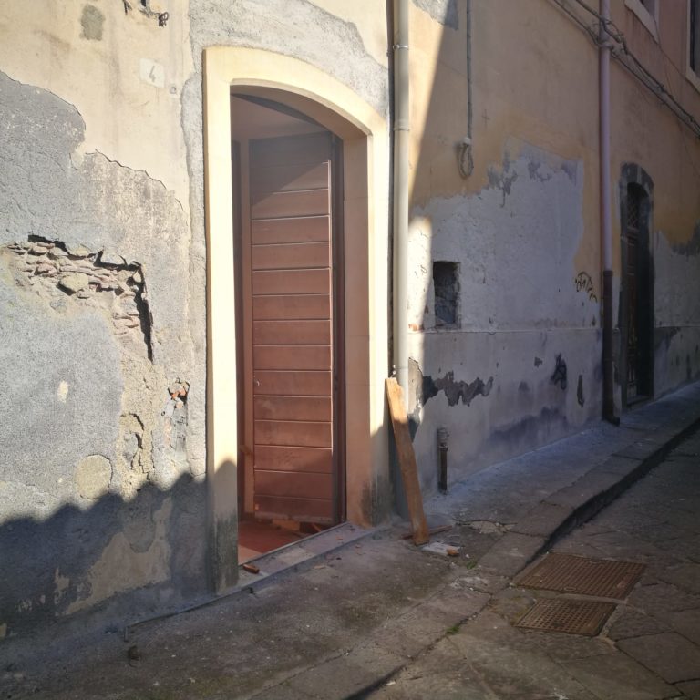 PATERNO' TENTATIVO DI SCASSO ALLA BIBLIOTECA COMUNALE