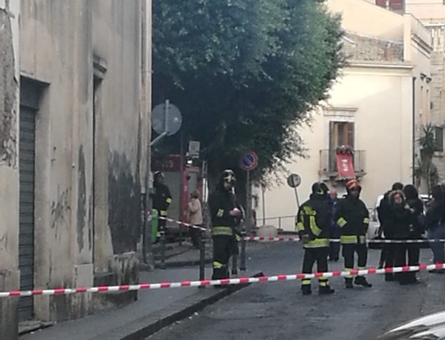 FUGA DI GAS IN VIA TEATRO: UFFICIO POSTALE E STRADA CHIUSA, VIGILI DEL FUOCO SUL POSTO