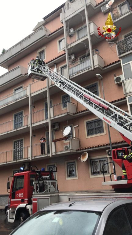 CATANIA: FIAMME IN UN APPARTAMENTO, PER FORTUNA NESSUN FERITO