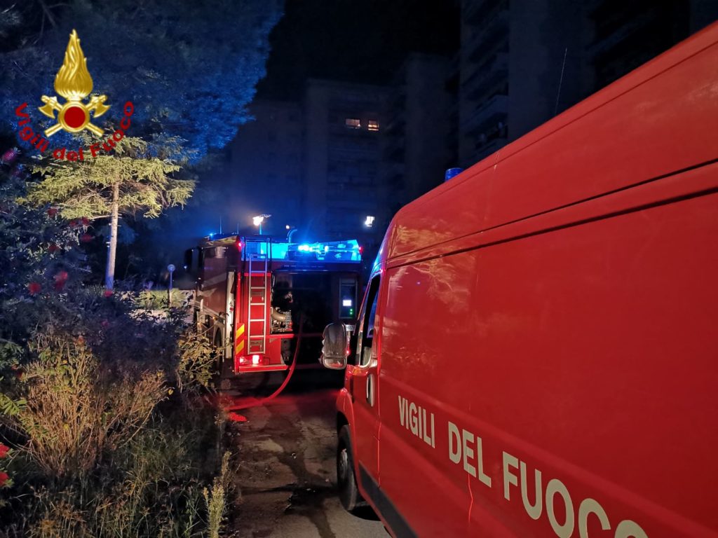 CATANIA: INCENDIO IERI SERA ALL'INTERNO DI GARAGE - FOTO