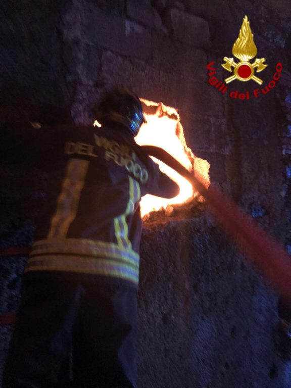 CATANIA, A FUOCO CAPANNONE ABBANDONATO