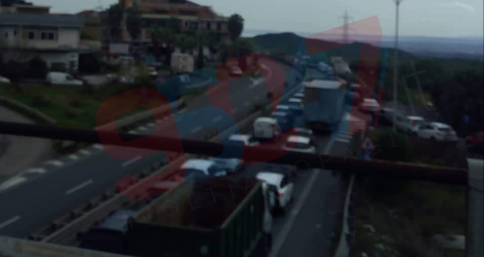 INCENDIO IN SUPERSTRADA, L' AUTO VA A FUOCO: PAURA IN STRADA